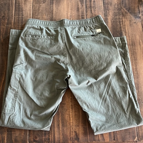 Vuori Women’s Athletic Pants Size Small - Picture 2 of 3